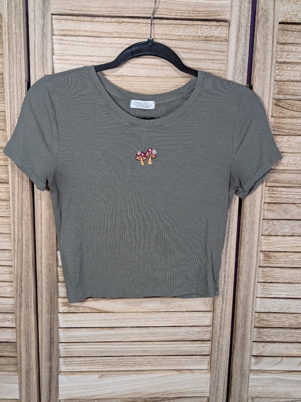 Haley & June Olive Green Ribbed Crop Tee with Mushroom Patch Size Large